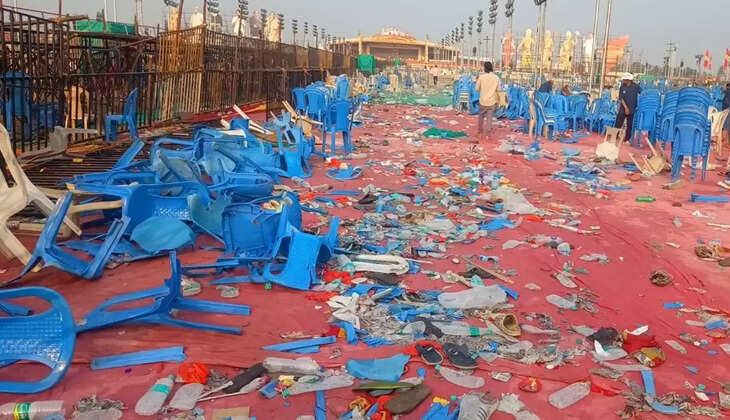 உடைந்து கிடக்கும் நாற்காலிகள்..&nbsp; குப்பைக்காடான தவெக மாநாட்டுத் திடல்..&nbsp;