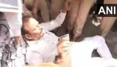 பாய் ஜக்தபாப்பை இழுத்து செல்லும் போலீசார்