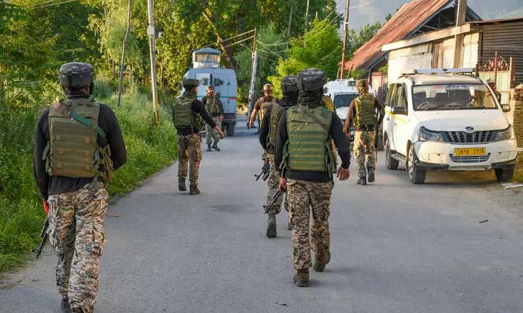 ஜம்மு- காஷ்மீரில் தொடரும் பதற்றம் : 2 பயங்கரவாதிகள் சுட்டுக்கொலை..