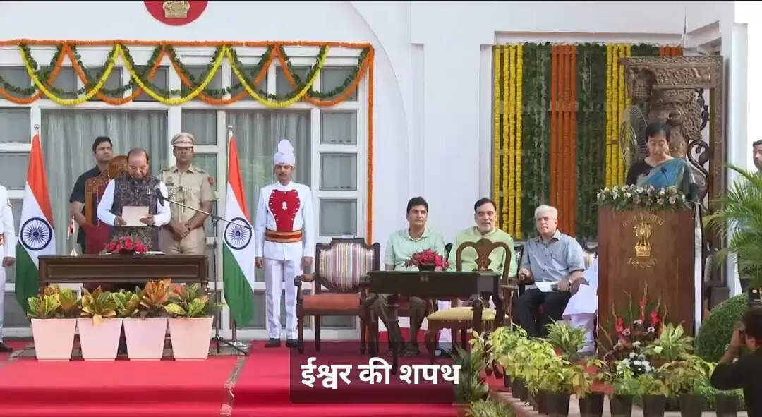 டெல்லி முதலமைச்சராக அதிஷி பதவியேற்றார்.