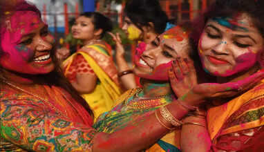 வண்ணப்பொடிகளை தூவி உற்சாகம்..  தமிழகத்தில் களைகட்டிய ஹோலிப் பண்டிக்கை.. 