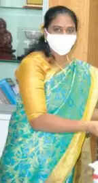 ஓட்டுநரை அமர வைத்து, தானே காரை ஓட்டிச் சென்ற முதன்மை கல்வி அலுவலர்.. - குவியும் பாராட்டுக்கள்..