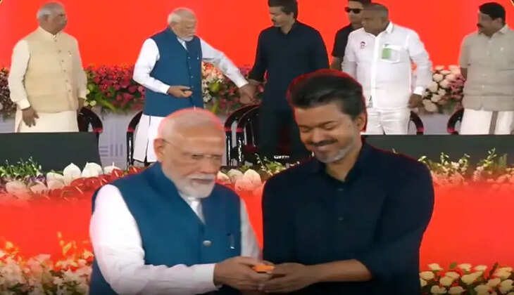 முதல்வரின் கையை பிடித்து திட்டத்தை தொடங்கி வைத்த மோடி! நன்றி கூறிய விஜய்