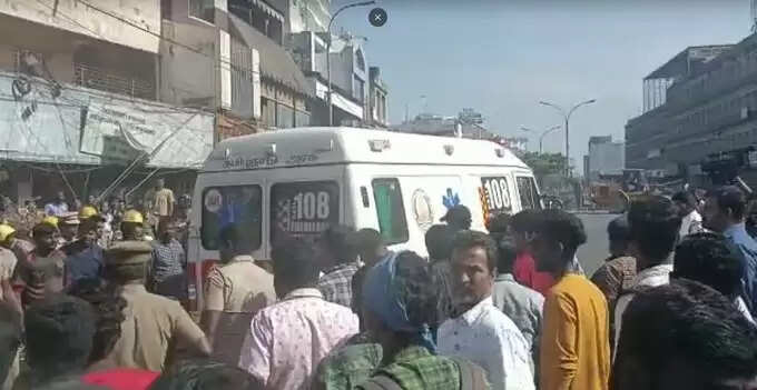 திடீரென இடிந்து விழுந்த கட்டிடம்... சாலையில் நடந்து சென்ற பெண் வங்கி ஊழியர் பலி..