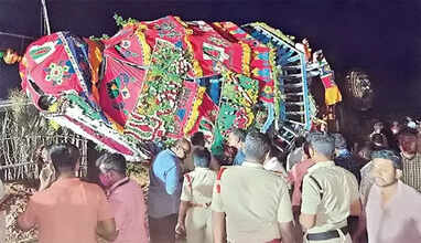 ஆந்திராவில் தேர் கவிழ்ந்து விபத்து