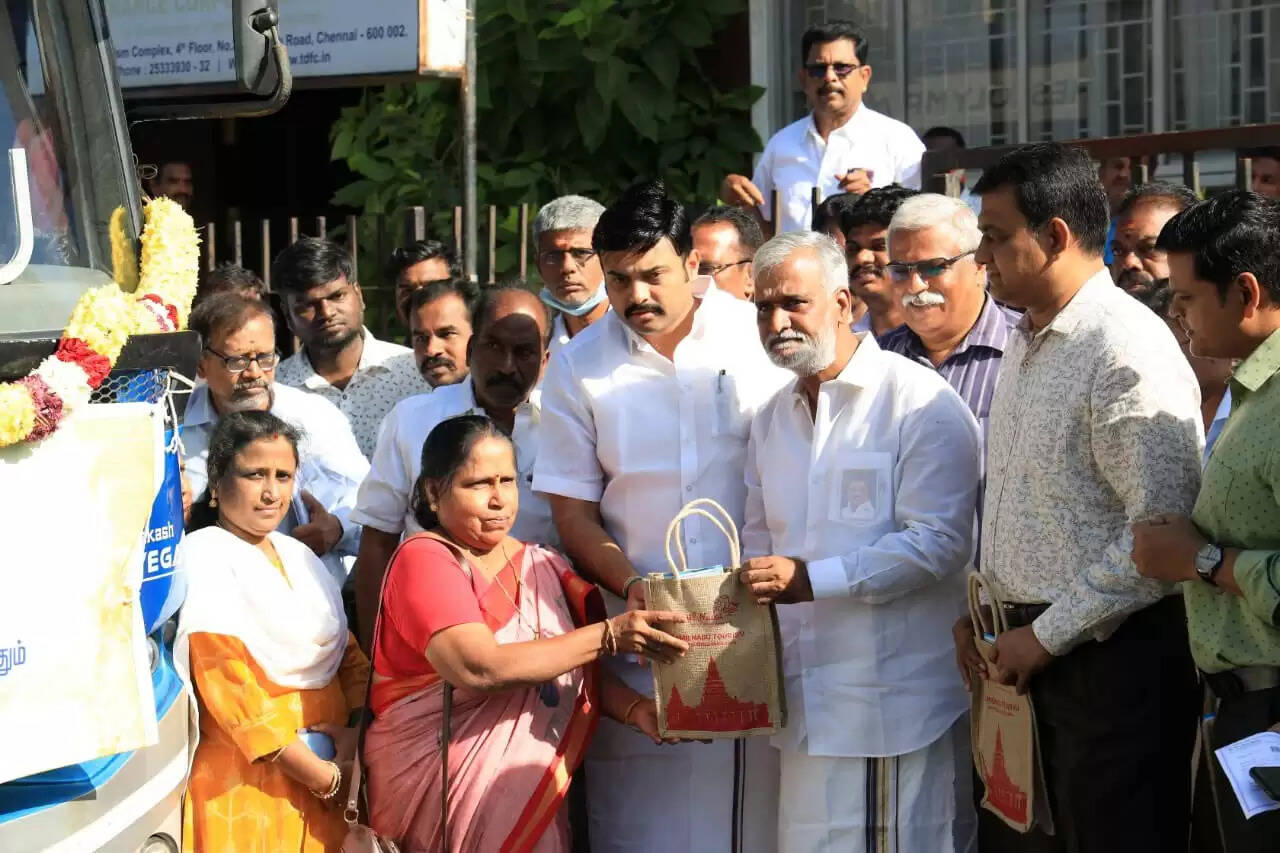 பெருமாள் கோயில்களுக்கு  புரட்டாசி மாத ஆன்மீக சுற்றுலா -  கொடியசைத்து தொடங்கி வைத்த அமைச்சர்கள்..