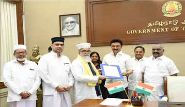  நாகூர் தர்காவுக்கு 45 கிலோ சந்தனக்கட்டை - முதலமைச்சர் மு.க.ஸ்டாலின் வழங்கினார்..