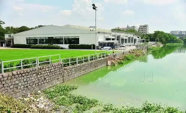 ஹைதராபாத்தில் நடிகர் நாகர்ஜுனாவுக்கு சொந்தமான திருமண மண்டபம் இடிப்பு..