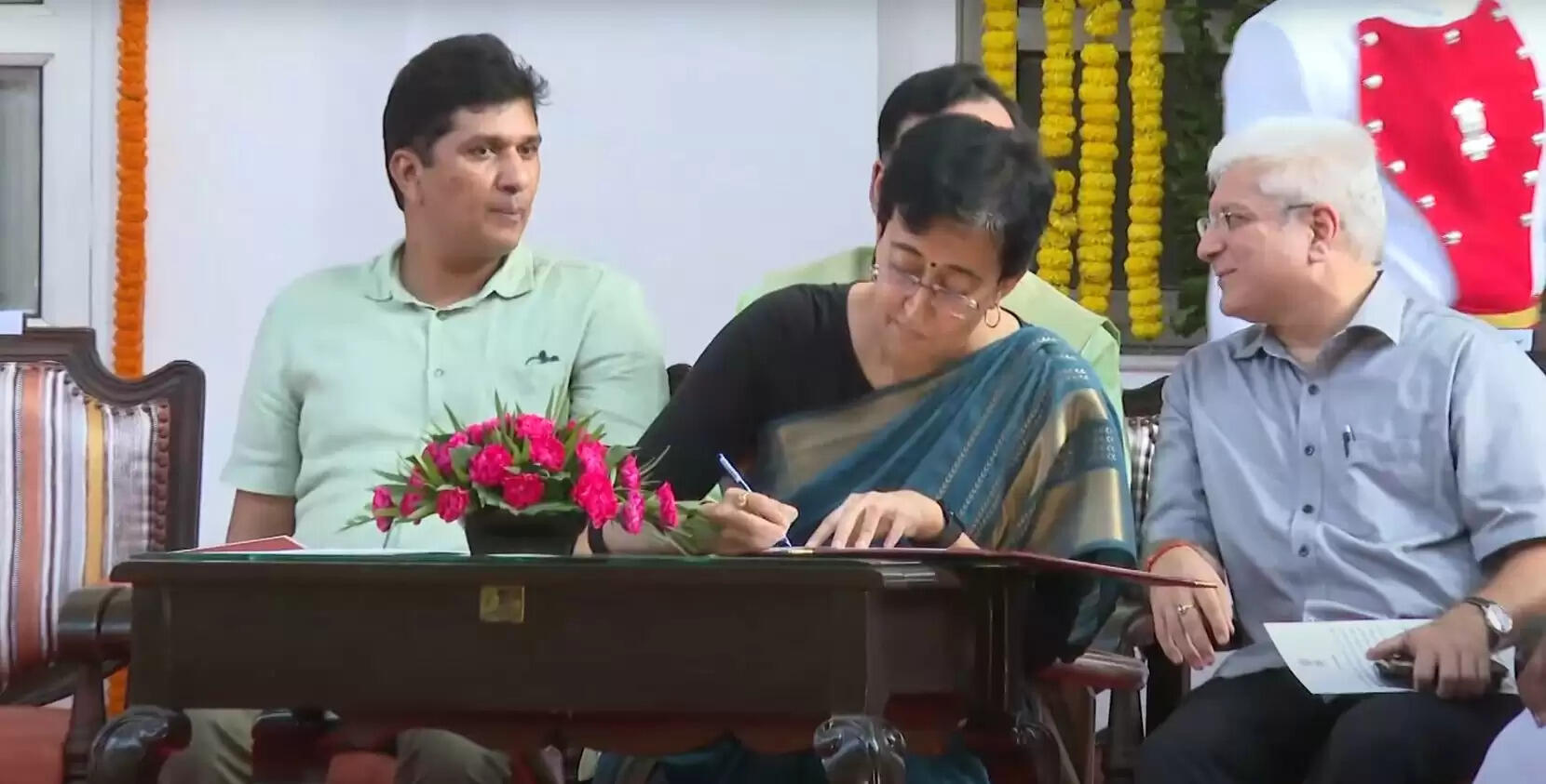 டெல்லி முதலமைச்சராக அதிஷி பதவியேற்றார்.