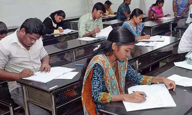 தமிழக அரசுத்துறைகளில் இன்னும் 12,000 வேலைவாய்ப்பு - டி.என்.பி.எஸ்.சி. தலைவர் பிரபாகர் தகவல்..