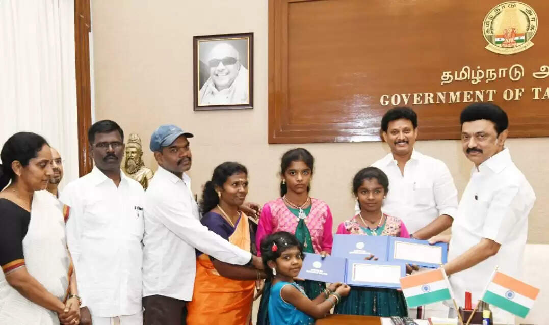 சிறுமிகளின் தமிழ் ஆர்வம் - ரூ.1 இலட்சம் காசோலை வழங்கிய முதல்வர் ஸ்டாலின்