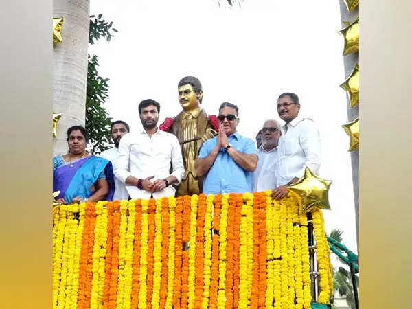 Kamal Haasan unveils a statue of Telugu superstar Krishna in Vijayawada