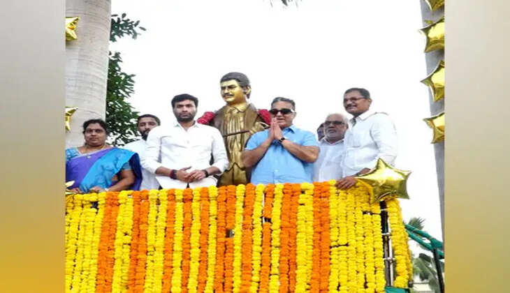 Kamal Haasan unveils a statue of Telugu superstar Krishna in Vijayawada