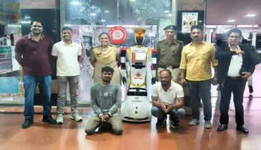 குற்றவாளிகளை பிடித்து கொடுத்த ரோபோ போலீஸ்