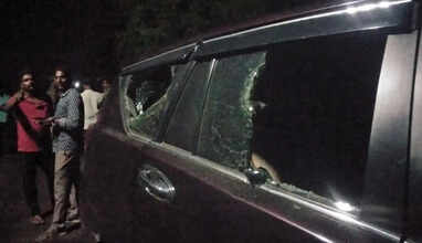 அதிமுக ஊராட்சி மன்ற உறுப்பினர்  சரமாரியாக வெட்டி கொலை - கார் மீது நாட்டு வெடிகுண்டு வீச்சு