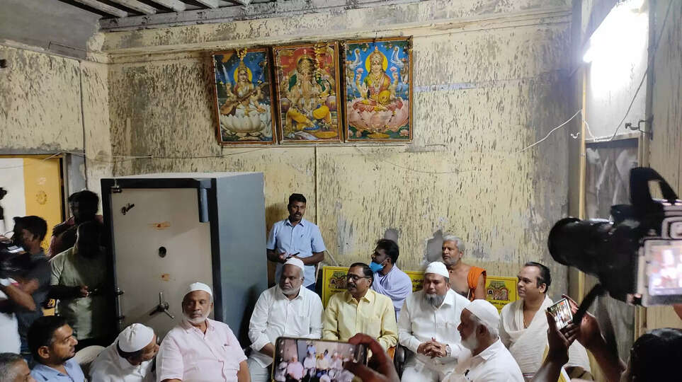 கோட்டை ஈஸ்வரன் கோயிலுக்கு வந்த ஜமாத் நிர்வாகிகள்.. கைக்கூப்பி வரவேற்ற அர்ச்சகர்கள்..