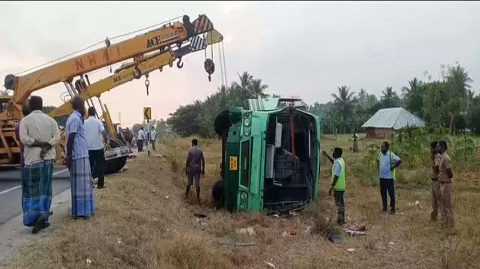 பேருந்து கவிழ்ந்து விபத்து