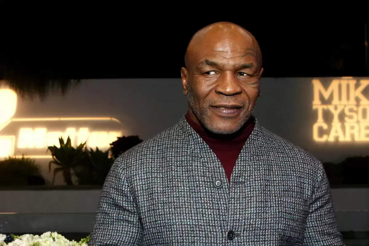 விமானத்தில் சக பயணியை தக்கிய மைக் டைசன்.. வைரலாகும் வீடியோ..