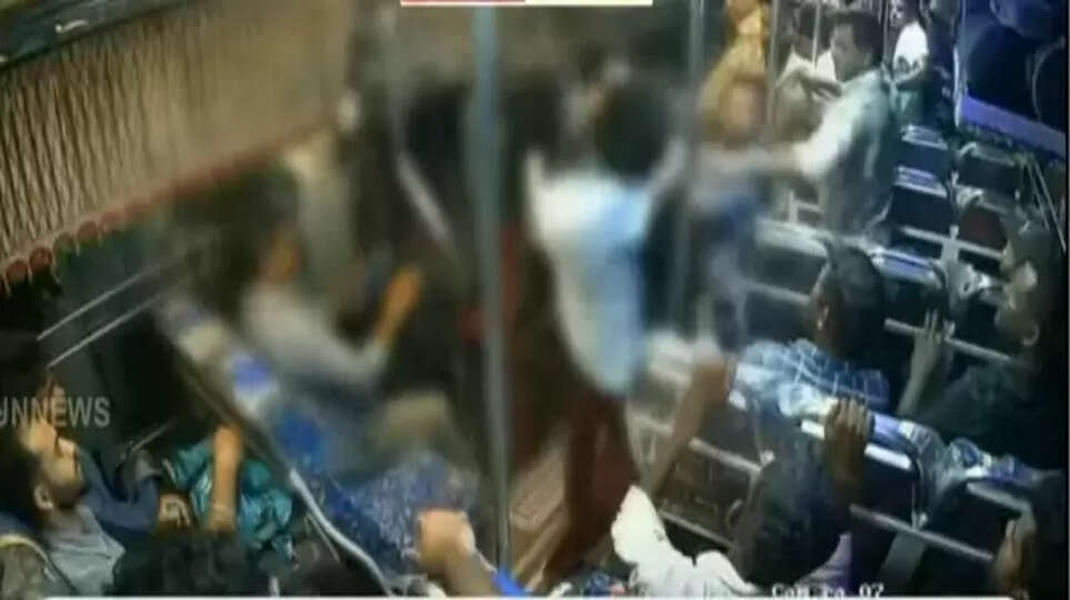 ஓடும் பேருந்தில் நடத்துரை தாக்கிய இளைஞர்கள்..! சிசிடிவி காட்சிகளைக் கொண்டு தட்டித்தூக்கிய போலீஸ்..