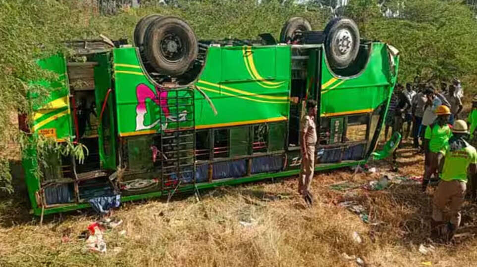 மினி பஸ் கவிழ்ந்து விபத்து.. 4 மாணவர்கள் பலி.. 