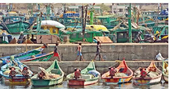 புரட்டிப்போட்ட புயல்.. காசிமேடு துறைமுகத்தில் 100 படகுகள் சேதம்..