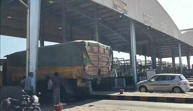 நீதிமன்ற உத்தரவை மீறி சுங்கக்கட்டணம் வசூல்.. போராட்டத்தில் குதித்த லாரி உரிமையாளர்கள்.. 