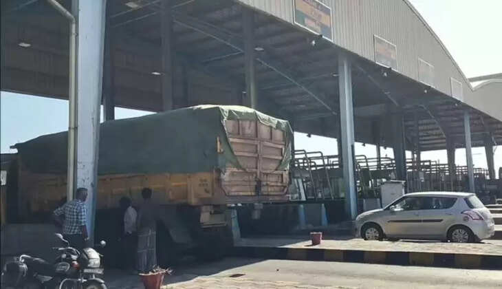 நீதிமன்ற உத்தரவை மீறி சுங்கக்கட்டணம் வசூல்.. போராட்டத்தில் குதித்த லாரி உரிமையாளர்கள்..&nbsp;