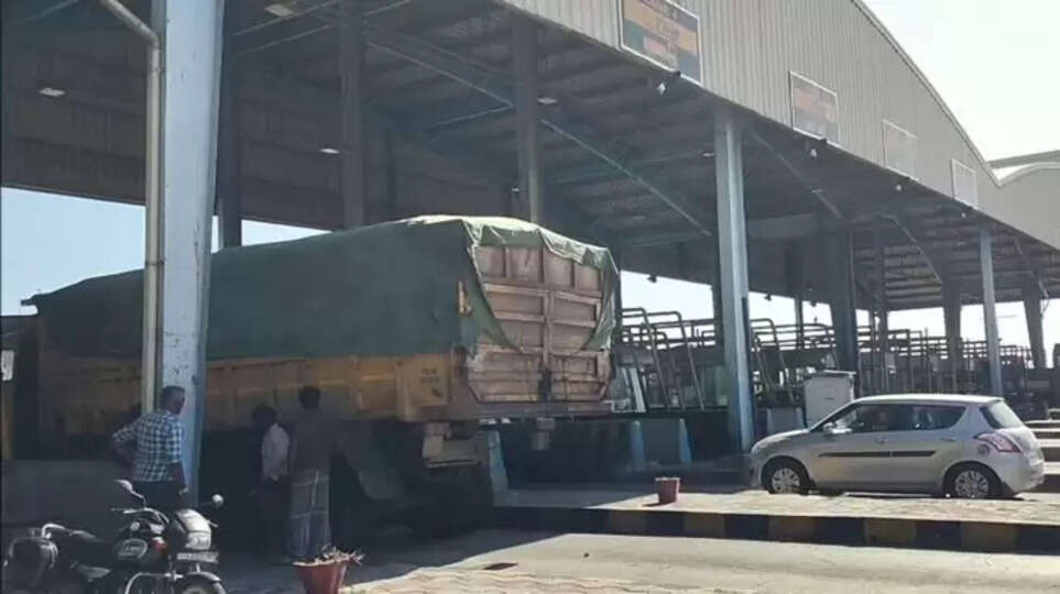 நீதிமன்ற உத்தரவை மீறி சுங்கக்கட்டணம் வசூல்.. போராட்டத்தில் குதித்த லாரி உரிமையாளர்கள்.. 