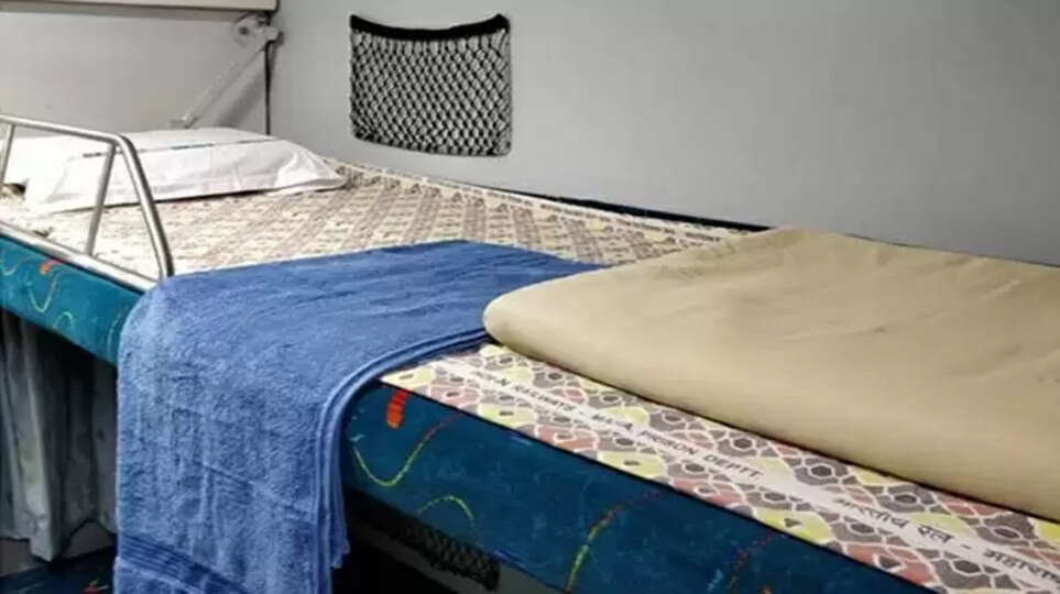 2 ஆண்டுகளுக்குப் பிறகு ரயிலில் ஏசி பெட்டிகளில் மீண்டும் தொடங்கும் சேவை - பயணிகள் மகிழ்ச்சி..