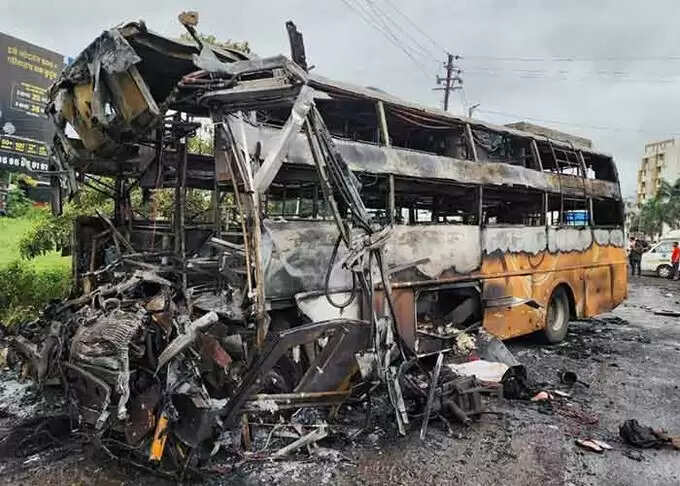 லாரி - பேருந்து மோதி விபத்து : 12 பேர் பரிதாப பலி..