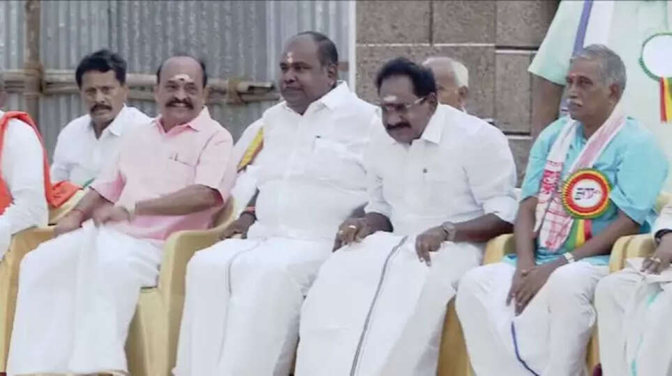 கலை நிகழ்ச்சிகளுடன் கோலாகலமாக தொடங்கிய முருக பக்தர்கள் மாநாடு.. அதிமுக முன்னாள் அமைச்சர்கள் பங்கேற்பு..!!