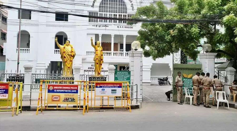 பனையூர் பண்ணையாரே..! செங்கோட்டையனை அருகில் வைத்துக்கொண்டு ஊழல் பற்றி பேசுவதா? விஜய் மீது அதிமுக நேரடி தாக்கு!