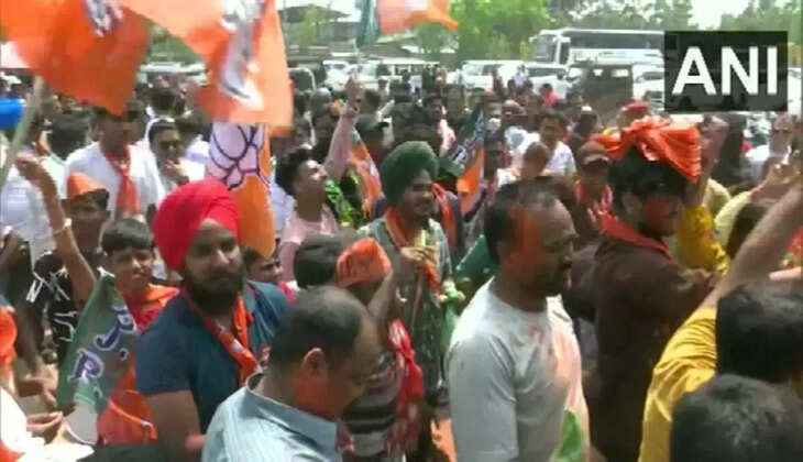 வெற்றியை கொண்டாடும் பா.ஜ.க. தொண்டர்கள்