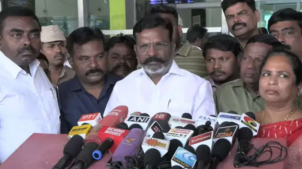 'பெண்களை விரட்டிய காரில் கட்சி கொடி கட்டியதாலேயே திமுக என ஆகிவிடாது'- திருமாவளவன்