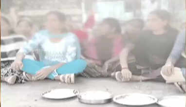 &ldquo;3 நாட்களாக சாதம் மட்டுமே தருகிறார்கள்.. குழம்பு, பொறியல் எதுவும் கொடுக்கல&rdquo;- விடுதி மாணவர்கள் ஆர்ப்பாட்டம்