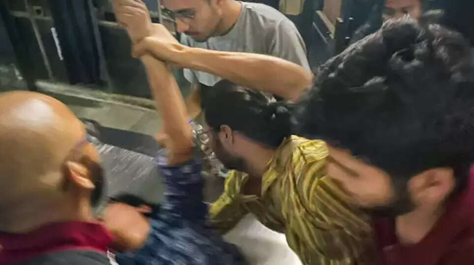  ஜேஎன்யு மாணவர்களிடையே மோதல்.. -  ராமநவமி அன்று அசைவ உணவு சாப்பிட்டதால் வன்முறை.. 