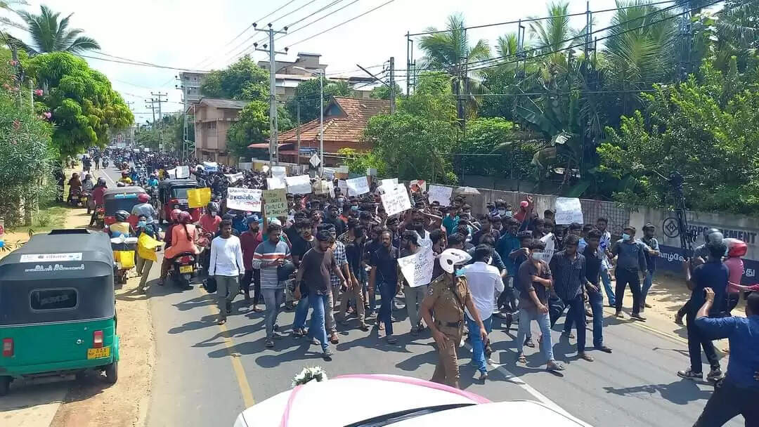 வெகுண்டெழுந்த மக்கள்.. அமைச்சர்கள் கூண்டோடு ராஜினாமா.. இலங்கையில் அடுத்தடுத்து பரபரப்பு..