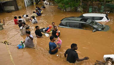 வெள்ளக்காடான ஆந்திரா, தெலங்கானா: 31 பேர் உயிரிழப்பு.. தவிக்கும் மக்கள்.. 