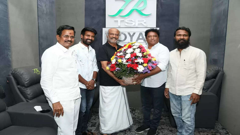  ‘விடுதலை’ படம் பார்த்துவிட்டு படக்குழுவினரை பாராட்டிய ரஜினிகாந்த்.. 