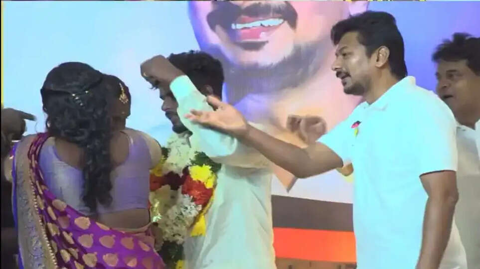 "என்னமா நீ கட்டுற" மணமகளுக்கு தாலி கட்ட முயன்ற தாய்- பதறிய உதயநிதி