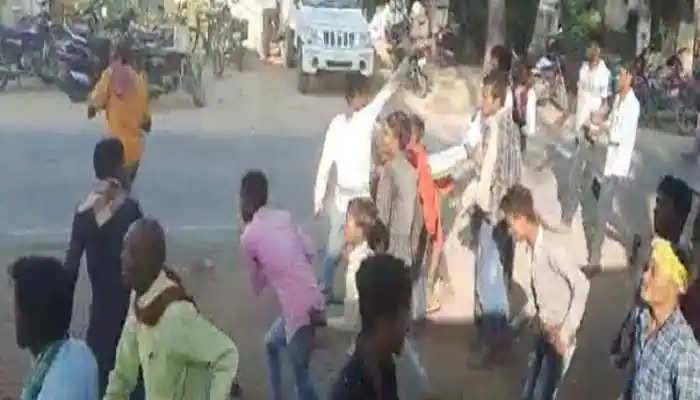 Police attacked in Gariaband Chhattisgarh vehicles broken during protest