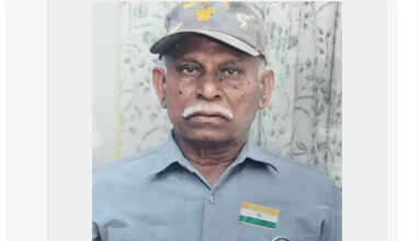 மறைந்த தந்தையின் உடலுடன் மாவட்ட ஆட்சியர் அலுவலகம் வந்த மகன்!