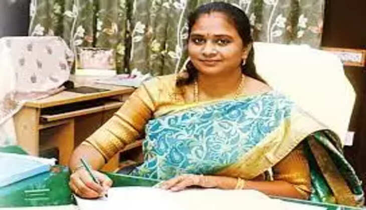 ஓட்டுநரை அமர வைத்து, தானே காரை ஓட்டிச் சென்ற முதன்மை கல்வி அலுவலர்.. - குவியும் பாராட்டுக்கள்..