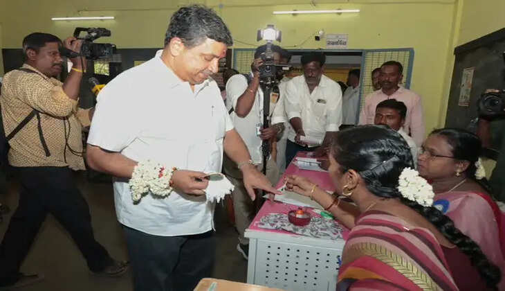 கையில் மல்லிகை பூவை சுற்றியபடி வாக்களிக்க வந்த அமைச்சர் பிடிஆர் பழனிவேல் தியாகராஜன்