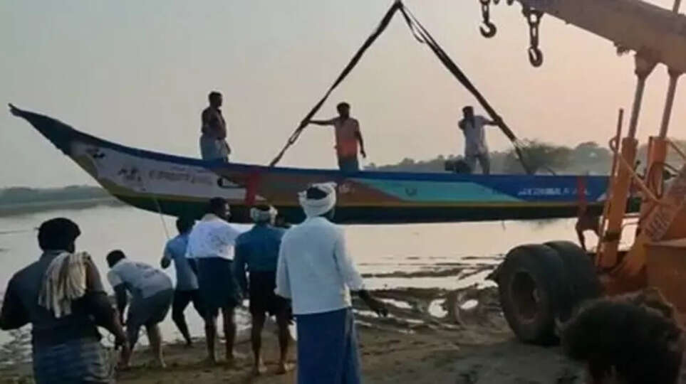 படகு கவிழ்ந்து விபத்து.. ஒரே கிராமத்தை சேர்ந்த 6 இளைஞர்கள் பலி.. 