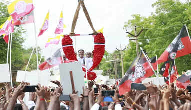 பூலித்தேவர்  சிலைக்கு ஓபிஎஸ் மரியாதை..  பெருந்திரளாக திரண்டு தொண்டர்கள் உற்சாக வரவேற்பு.. 
