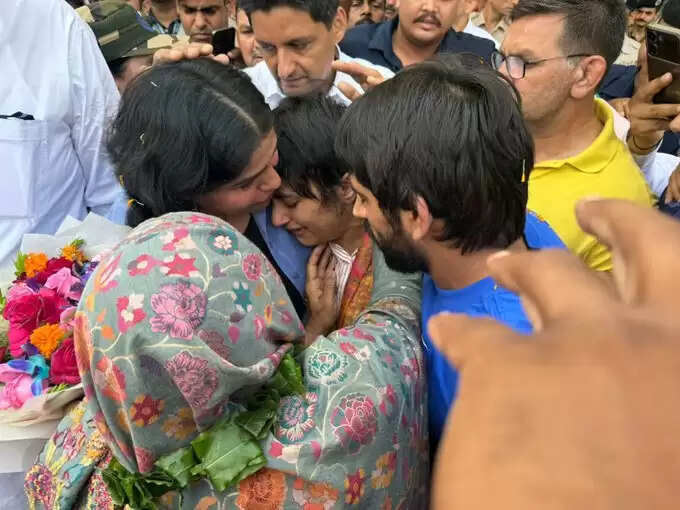 தாயகம் திரும்பிய வினேஷ் போகத்... டெல்லி விமான நிலையத்தில் கண்ணீர் மல்க உற்சாக வரவேற்பு..