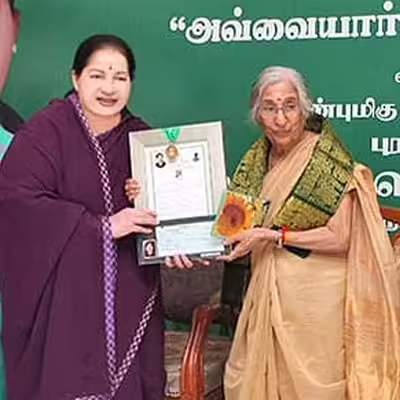 மருத்துவர் சாரதா மேனன்