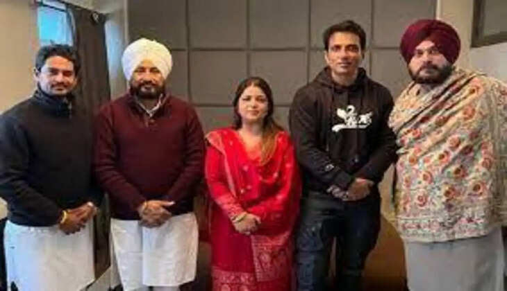 மால்விகா சச்சார் (நடுவில்)