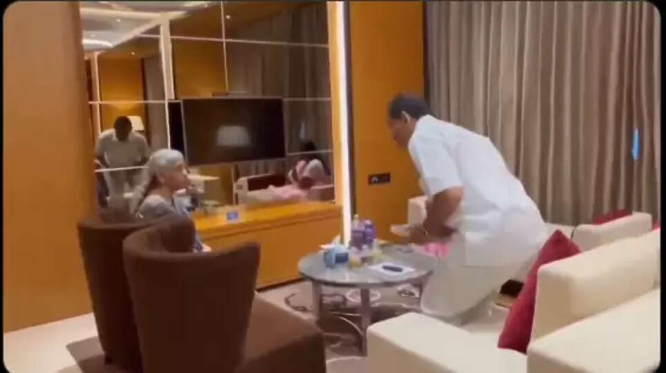 அன்னபூர்ணா சீனிவாசன் நிதியமைச்சர் நிர்மலா சீதாராமனிடம் மன்னிப்புக் கோரினார்.